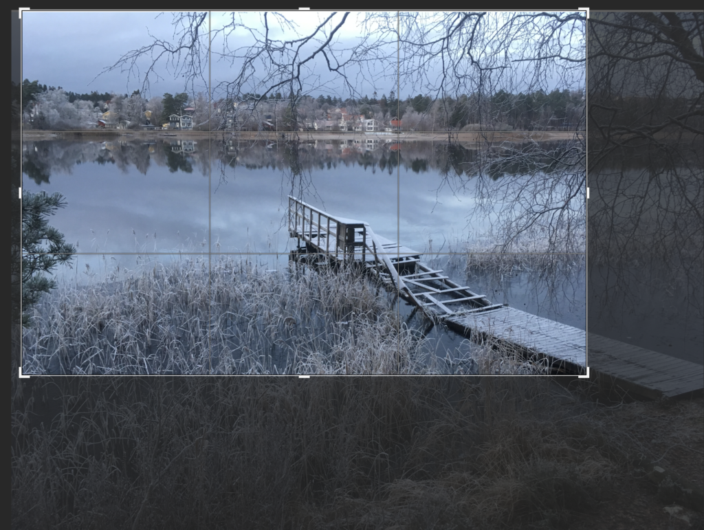Frostig brygga, spegelblank sjö.